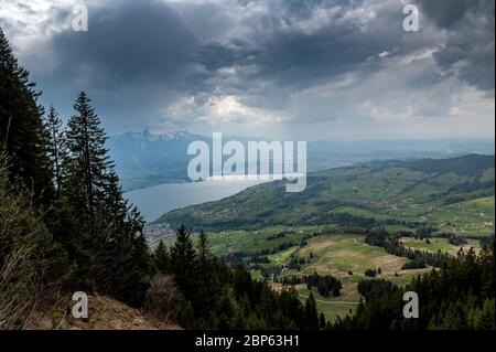 Vue depuis Spitzi Flueh sur Sigriswil, Thun et le lac Thun avec des nuages et une lumière spectaculaire Banque D'Images