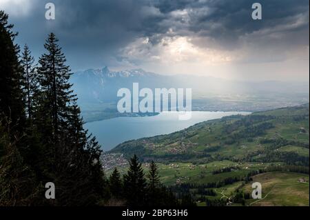 Vue depuis Spitzi Flueh sur Sigriswil, Thun et le lac Thun avec des nuages et une lumière spectaculaire Banque D'Images