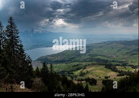 Vue depuis Spitzi Flueh sur Sigriswil, Thun et le lac Thun avec des nuages et une lumière spectaculaire Banque D'Images