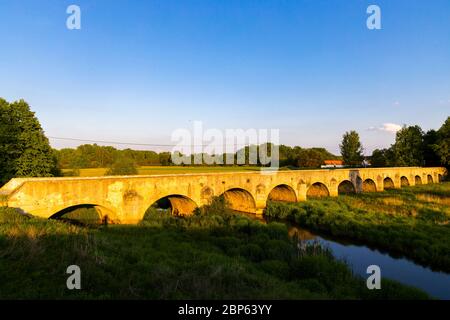 Ancien pont en pierre au-dessus de l'étang de Vitek près de Trebon, Bohême du Sud, République tchèque Banque D'Images