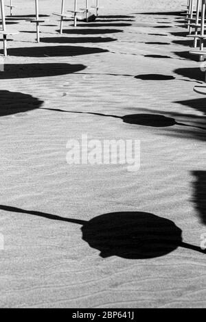 Images abstraites avec ombres de parasols sur le sable de la plage de Playa Fanabe pendant la phase un de la désescalade du Covid 19, coronavirus, État Banque D'Images