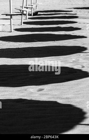 Images abstraites avec ombres de parasols sur le sable de la plage de Playa Fanabe pendant la phase un de la désescalade du Covid 19, coronavirus, État Banque D'Images