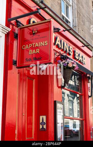 Panneau indiquant le Captains Bar sur South College Street à Édimbourg, Écosse, Royaume-Uni Banque D'Images