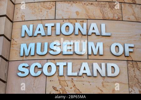 Panneau pour le National Museum of Scotland sur Chambers Street à Edinburgh, Écosse, Royaume-Uni Banque D'Images