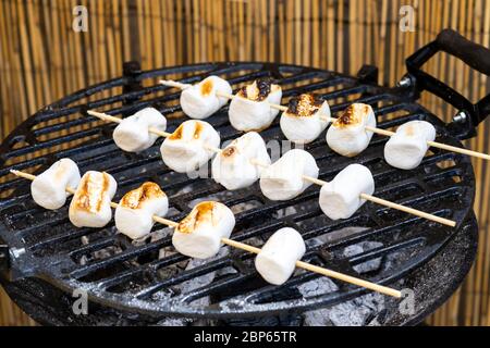 brochettes de guimauves grillées en dessert Banque D'Images