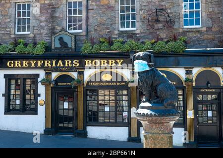 Statue de Greyfriars Bobby (avec masque facial) à l'extérieur de Greyfriars Bobby Pub pendant la pandémie du coronavirus - Candlemaker Row, Édimbourg, Écosse, Royaume-Uni Banque D'Images