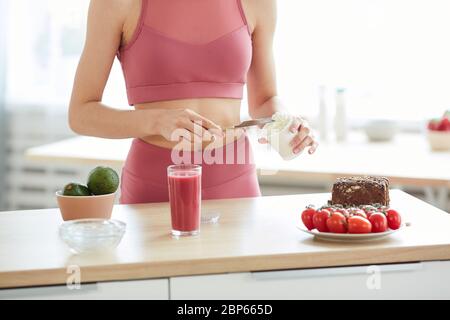 Gros plan de femme méconnaissable cuisant des aliments de fitness dans la cuisine, espace de copie Banque D'Images