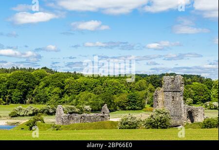 Ce qui reste du XIIe siècle, le château normand, appelé Ogmore Castle près d'Ogmore par la mer au sud du pays de Galles. Banque D'Images