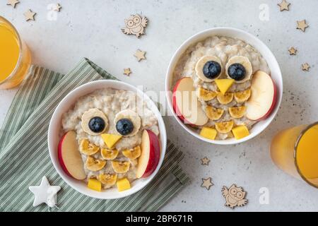 Le petit déjeuner des enfants marrant porridge ressemble à de jolies chouettes Banque D'Images