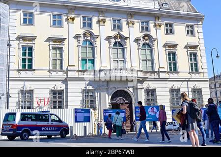 Vienne, Autriche. 18 mai 2020. Le SJ (Jeunesse socialiste Autriche) a préparé une exposition itinérante sur l'anniversaire de la démission de l'ex-vice-chancelier Strache. On peut le voir devant la Chancellerie fédérale à Vienne à partir du lundi 18 mai 2020. Crédit: Franz PERC / Alay Live News Banque D'Images