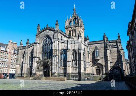 Cathédrale St Giles vue depuis la place du Parlement ouest dans la vieille ville d'Édimbourg, en Écosse, au Royaume-Uni Banque D'Images