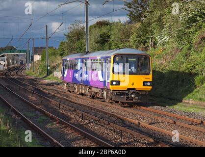 Northern Rail classe 144, train de pacer 144011 sur la ligne principale de la côte ouest à Hest Bank avec un train local. Banque D'Images