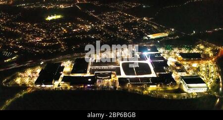 Vue aérienne, RuhrPark de nuit, centre commercial sur l'A40, vol de nuit au-dessus de Bochum, Bochum, région de Ruhr, Allemagne Banque D'Images