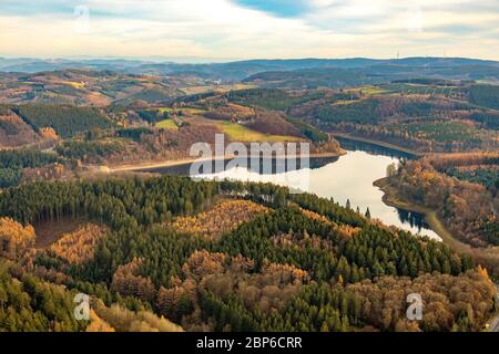 Vue aérienne, réservoir Versetal, basse eau sur le bord de la rivière, Lüdenscheid, Märkischer Kreis, pays aigre, Rhénanie-du-Nord-Westphalie, Allemagne Banque D'Images