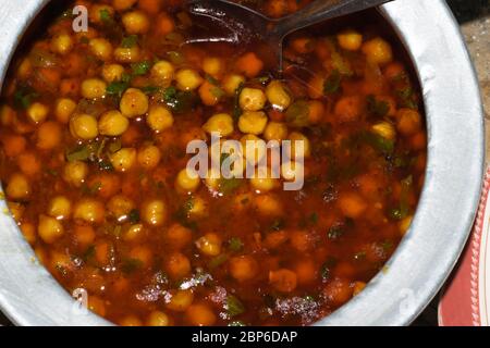 Délicieux curry de pois chiches frais qui est appelé channa masala et choalay dans la langue locale.fait avec le pois chiche, la coriandre, le piment rouge, l'oignon et l'épice Banque D'Images