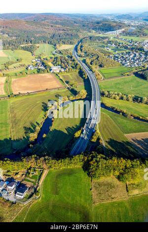 Vue aérienne, vue d'Olpe à l'autoroute A46 avec entrée tunnel, sortie BAB Wennemen et pont autoroutier sur la Ruhr, Olpe, Meschede, pays aigre, Rhénanie-du-Nord-Westphalie, Allemagne Banque D'Images