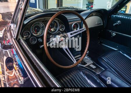 BERLIN - 11 MAI 2019 : l'intérieur de voiture de sport Chevrolet Corvette Sting Ray (C2). 32ème Journée Oldtimer Berlin-brandebourg. Banque D'Images