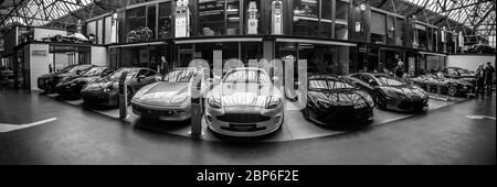 BERLIN - 11 MAI 2019 : vue panoramique du garage de la classique remise Berlin, et des bureaux de réparation et de service - lieu de la 32ème journée Berlin-Brandebourg Oldtimer. Plusieurs voitures de sport modernes sont de suite. Noir et blanc. Banque D'Images