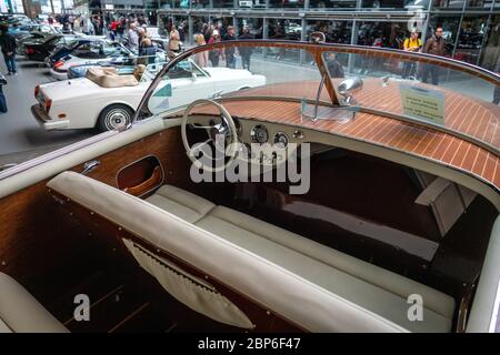 BERLIN - 11 MAI 2019 : l'intérieur de bateau moteur Molinari Super Tovel Riva, 1963. 32ème Journée Oldtimer Berlin-brandebourg. Banque D'Images