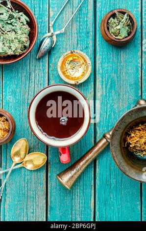 Tasse de thé utile à partir d'herbes médicinales sur un fond en bois.divers ingrédients de tisanes Banque D'Images