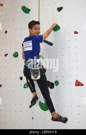 Alexa Benkert, célébrité grimpant sur le mur d'escalade professionnel de 16m de haut dans Europa passage,Hambourg,13.06.2019 Banque D'Images