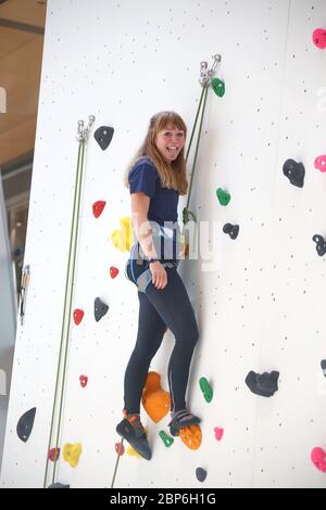 Joanna Semmelrogge, célébrité grimpant sur le mur d'escalade professionnel de 16m de haut dans Europa passage,Hambourg,13.06.2019 Banque D'Images