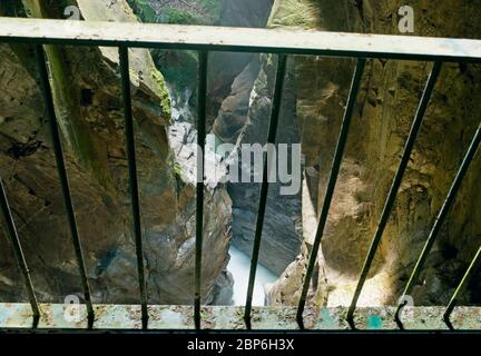 Rail de main au-dessus des gorges de la rivière, Orrido di Bellano, Lac de Côme, Italie Banque D'Images