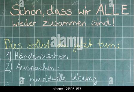 Dresde, Allemagne. 18 mai 2020. Les règles d'hygiène sont sur le tableau noir d'une quatrième classe d'école primaire. À partir de 18.05.2020, les écoles primaires de Saxe seront ouvertes à nouveau en opération régulière restreinte pour tous les enfants après une pause obligatoire de semaines en raison de la pandémie de Corona. Crédit : Robert Michael/dpa-Zentralbild/dpa/Alay Live News Banque D'Images