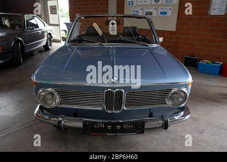 PAAREN IM GLIEN, ALLEMAGNE - Juin 08, 2019 : voiture de direction compacte Cabriolet 1600 BMW BMW (série 02). Die Oldtimer Show 2019. Banque D'Images