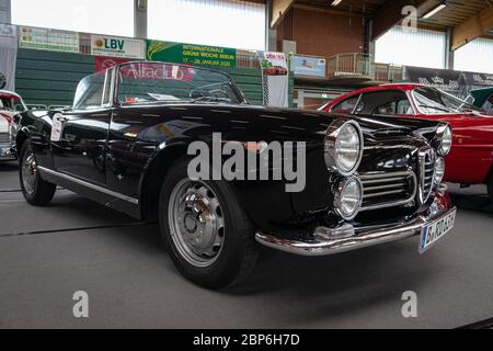 PAAREN IM GLIEN, ALLEMAGNE - 08 juin, 2019 Voiture de luxe : Alfa Romeo Spider 2600, 1963. Die Oldtimer Show 2019. Banque D'Images