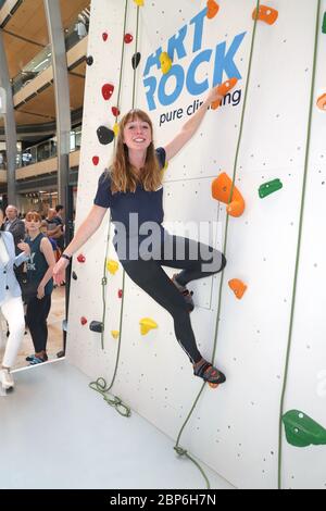 Joanna Semmelrogge, célébrité grimpant sur le mur d'escalade professionnel de 16m de haut dans Europa passage,Hambourg,13.06.2019 Banque D'Images