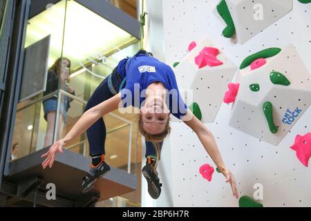 Ilka Gronewold, célébrité grimpant sur le mur d'escalade professionnel de 16m de haut dans le passage Europa, Hambourg, 13.06.2019 Banque D'Images