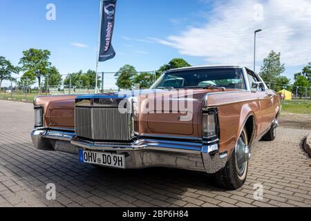 PAAREN IM GLIEN, ALLEMAGNE - 08 juin 2019 : un personnel à deux portes coupé de luxe Lincoln Continental Mark III. Die Oldtimer Show 2019. Banque D'Images