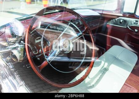 PAAREN IM GLIEN, ALLEMAGNE - 08 juin 2019 : Intérieur de berline Pontiac Star Chief Catalina Coupé, 1958. Die Oldtimer Show 2019. Banque D'Images