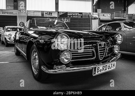 PAAREN IM GLIEN, ALLEMAGNE - 08 juin, 2019 Voiture de luxe : Alfa Romeo Spider 2600, 1963. Noir et blanc. Die Oldtimer Show 2019. Banque D'Images