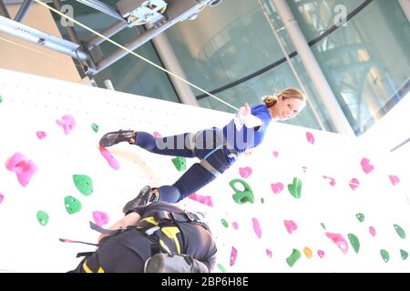 Ilka Gronewold, célébrité grimpant sur le mur d'escalade professionnel de 16m de haut dans le passage Europa, Hambourg, 13.06.2019 Banque D'Images