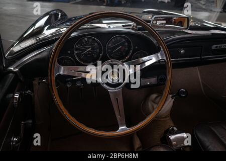 PAAREN IM GLIEN, ALLEMAGNE - 08 juin 2019 : l'intérieur de voiture de luxe Alfa Romeo Spider 2600, 1963. Die Oldtimer Show 2019. Banque D'Images