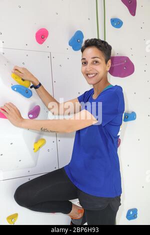 Alexa Benkert, célébrité grimpant sur le mur d'escalade professionnel de 16m de haut dans Europa passage,Hambourg,13.06.2019 Banque D'Images