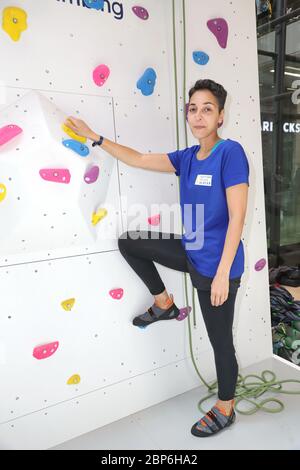 Alexa Benkert, célébrité grimpant sur le mur d'escalade professionnel de 16m de haut dans Europa passage,Hambourg,13.06.2019 Banque D'Images