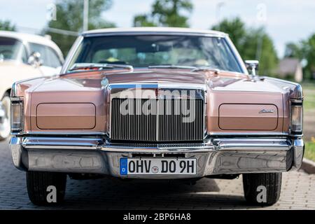 PAAREN IM GLIEN, ALLEMAGNE - 08 juin 2019 : un personnel à deux portes coupé de luxe Lincoln Continental Mark III. Die Oldtimer Show 2019. Banque D'Images