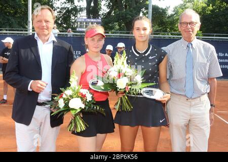 Werner Ellerkmann (président LTTC Rot-WeiÃŸ),PACHKALEVA Taisya RUS,CUSTIC Marta ESP,Dr. Klaus-Peter Walter (Président TVBB),Juniors allemands,22.06.2019,Berlin Banque D'Images