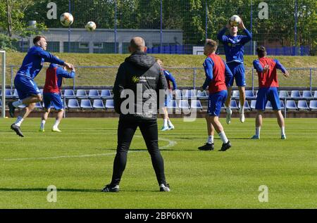 Ville de Duisburg, Allemagne. 15 mai 2020. Football FILO: 3e Bundesliga: Saison 19/20: 15.05.2020 début de l'entraînement par équipe au MSV Duisburg entraînement goalsten Lieberknecht est à la regarder l'entraînement | utilisation dans le monde crédit: dpa/Alay Live News Banque D'Images