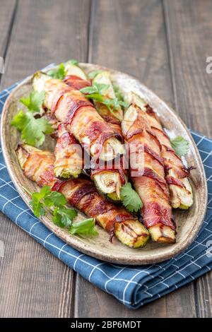 Des courgettes grillées enveloppées dans un bacon Banque D'Images