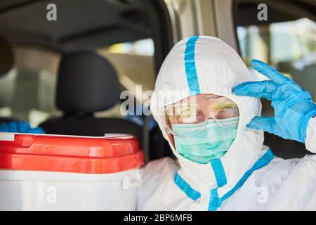 Retrait du don d'organes par des professionnels de la santé dans des vêtements de protection pendant le transport et l'accouchement pendant la pandémie du coronavirus Banque D'Images