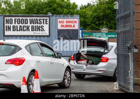 Blackstaff Way Belfast, Antrim, Royaume-Uni. 18 mai 2020. Gros dos de queue alors que le centre de recyclage de Belfast rouvre après l'arrêt de Covid19, une grosse queue de voitures faisait la queue pour entrer dans le centre de recyclage de Blackstaff à Belfast Ouest aujourd'hui.les gens doivent apporter une preuve d'adresse car seuls ceux qui vivent dans la région de Belfast City Council pourraient avoir accès à la centre. Crédit : Bonzo/Alay Live News Banque D'Images