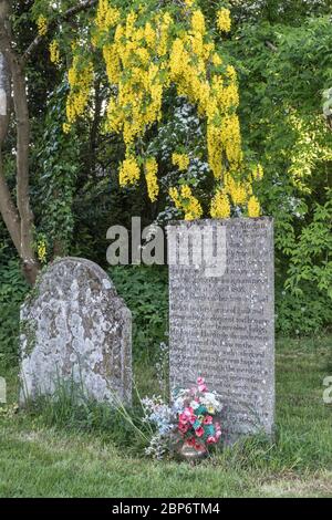 La tombe de Mary Morgan, exécutée en 1805 pour le meurtre de son enfant nouveau-né, dans le cimetière de l'église St Andrew, Presteigne, Powys, Royaume-Uni Banque D'Images