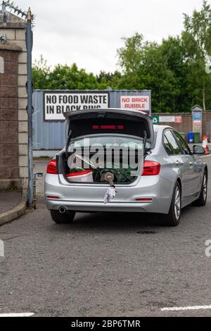 Blackstaff Way Belfast, Antrim, Royaume-Uni. 18 mai 2020. Gros dos de queue alors que le centre de recyclage de Belfast rouvre après l'arrêt de Covid19, une grosse queue de voitures faisait la queue pour entrer dans le centre de recyclage de Blackstaff à Belfast Ouest aujourd'hui.les gens doivent apporter une preuve d'adresse car seuls ceux qui vivent dans la région de Belfast City Council pourraient avoir accès à la centre. Crédit : Bonzo/Alay Live News Banque D'Images