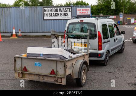 Blackstaff Way Belfast, Antrim, Royaume-Uni. 18 mai 2020. Gros dos de queue alors que le centre de recyclage de Belfast rouvre après l'arrêt de Covid19, une grosse queue de voitures faisait la queue pour entrer dans le centre de recyclage de Blackstaff à Belfast Ouest aujourd'hui.les gens doivent apporter une preuve d'adresse car seuls ceux qui vivent dans la région de Belfast City Council pourraient avoir accès à la centre. Crédit : Bonzo/Alay Live News Banque D'Images