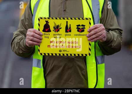 Blackstaff Way Belfast, Antrim, Royaume-Uni. 18 mai 2020. Gros dos de queue alors que le centre de recyclage de Belfast rouvre après l'arrêt de Covid19, une grosse queue de voitures faisait la queue pour entrer dans le centre de recyclage de Blackstaff à Belfast Ouest aujourd'hui.les gens doivent apporter une preuve d'adresse car seuls ceux qui vivent dans la région de Belfast City Council pourraient avoir accès à la centre. Crédit : Bonzo/Alay Live News Banque D'Images