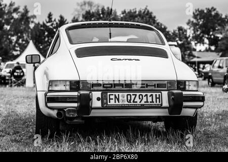 PAAREN IM GLIEN, ALLEMAGNE - 08 JUIN 2019 : voiture de sport Porsche 911 Carrera, 1976. Vue arrière. Noir et blanc. Die Oldtimer Show 2019. Banque D'Images